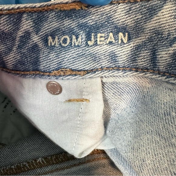 American Eagle Strigid Mom Jean in Blue Breeze Women Size 20 or 35 W Standard - Picture 11 of 15